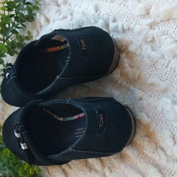 Toms Women's 9.5 Black Suede Kelli Kelly Tassel Mini Wedge Loafer Flats - Picture 8 of 11